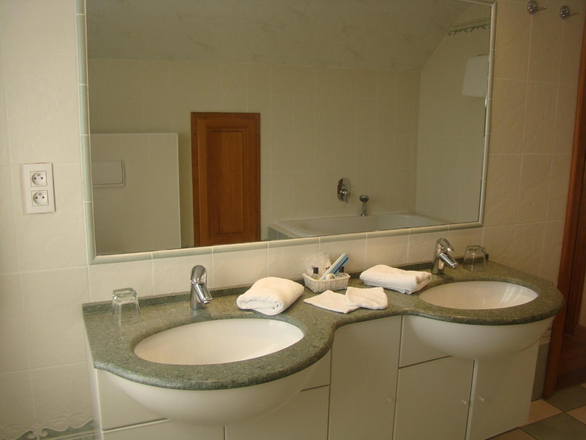 Hotel Restaurant N 4 Martelange Zewnętrze zdjęcie